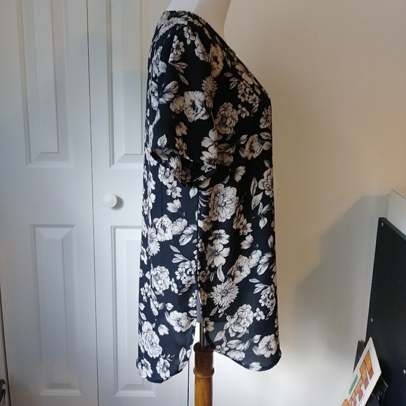 Beautiful floral forever 21 short sleeve blouse - Picture 3 of 5